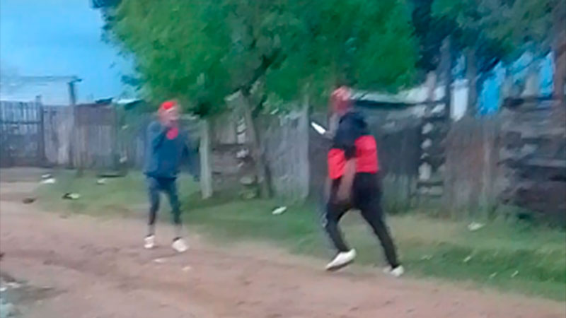 Dos jóvenes se intentaron agredir con cuchillos: imágenes de la pelea