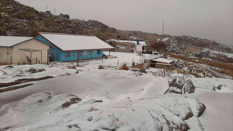 La nieve cubri&oacute; a la escuela El Cerro del Cerro Champaqu&iacute;.