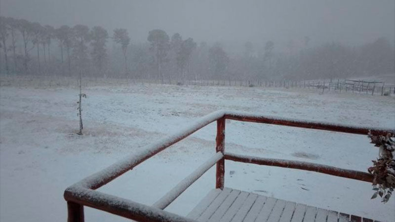 Villa Yacanto cubierta de nieve en plena primavera.