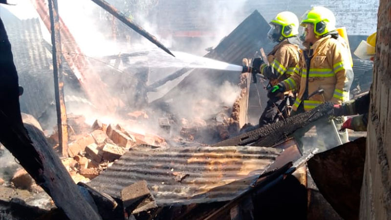 Incendio destruyó una vivienda en barrio Belgrano de Paraná.