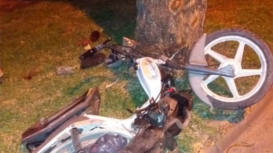 Motociclista despistó y chocó contra un árbol en Paraná
