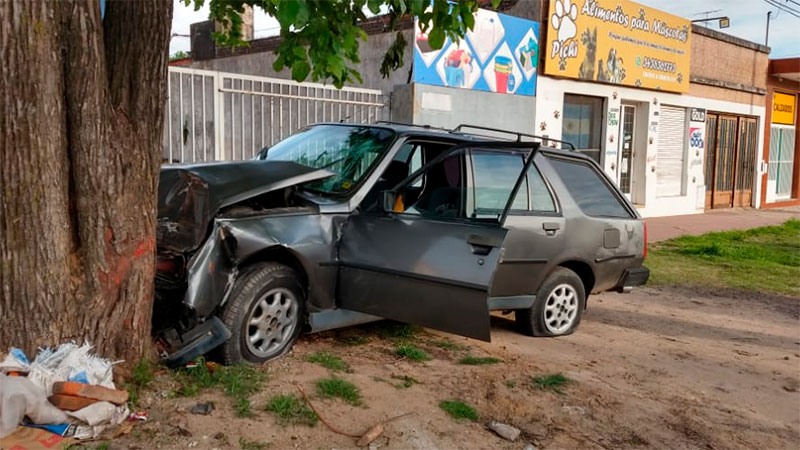 Joven despistó con su auto y terminó chocando contra un árbol en Paraná