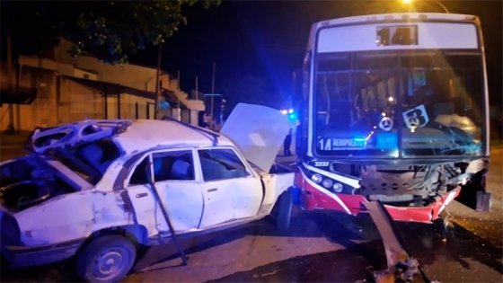 Colectivo chocó de frente contra un auto en Paraná
