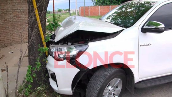 Una camioneta derrapó y terminó chocando contra un árbol en Paraná