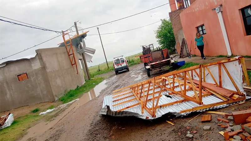 El temporal causó destrozos y voladuras de techos en localidad de ...