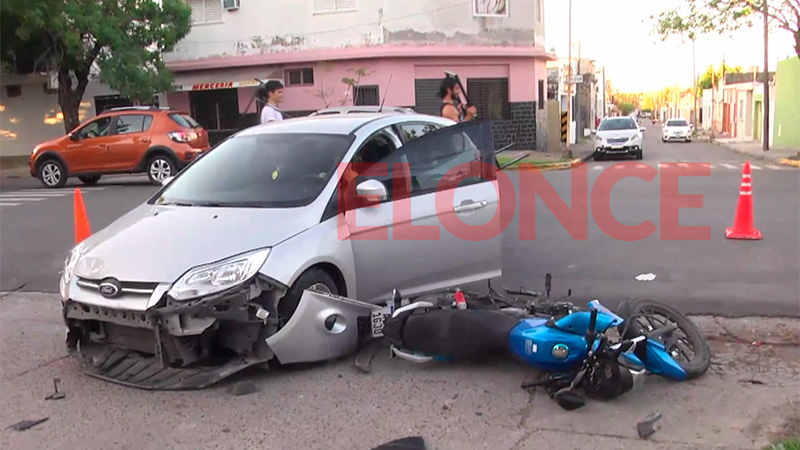 Dos hospitalizados tras fuerte choque entre un auto y una moto | Elonce.com