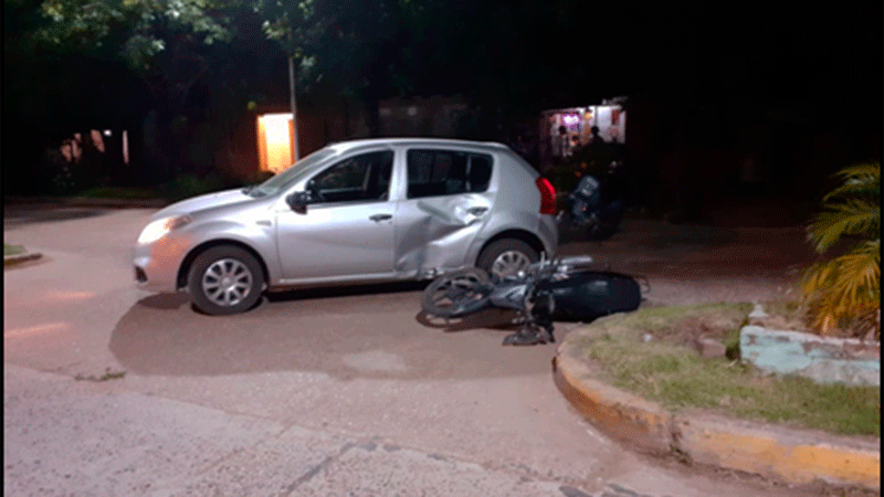 Dos niños y una mujer lesionados tras fuerte choque entre un auto y una ...