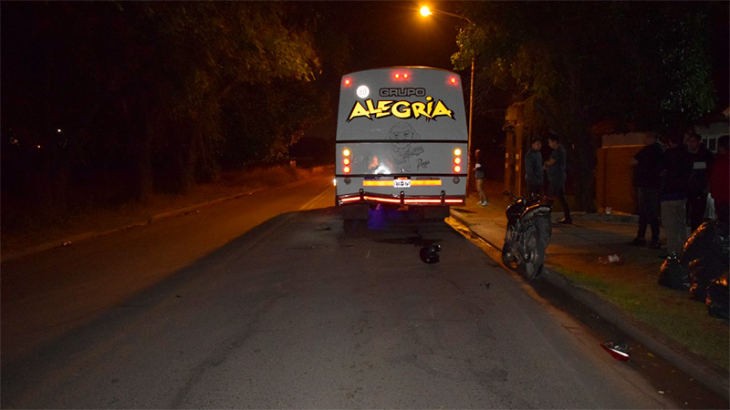 Joven Sufrió Fracturas Al Chocar Su Moto Contra El Micro De Un Grupo De