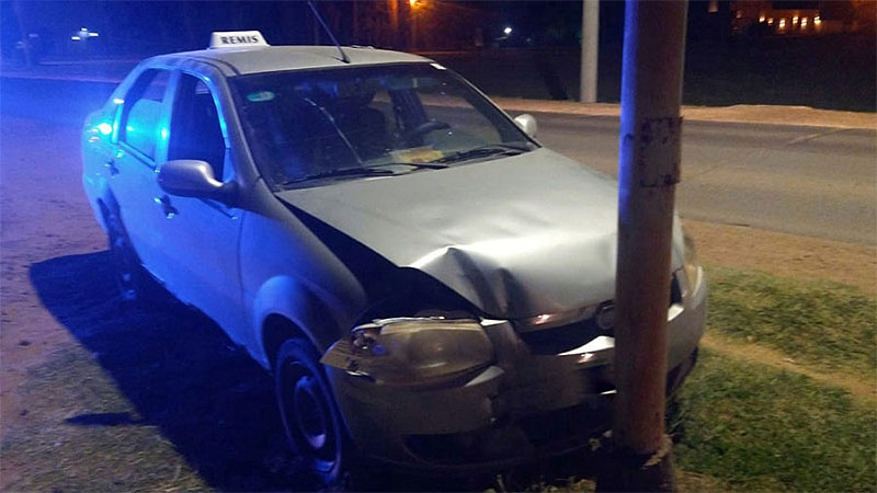 Un hombre murió tras chocar contra una columna el auto que manejaba ...