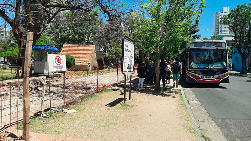 Cambian las paradas de colectivos por obras en la Plaza Alberdi ...