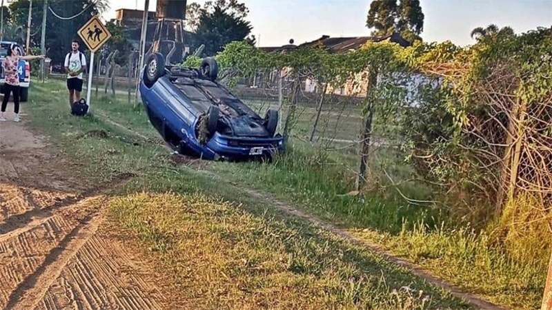 Perdió el control de su auto y terminó volcando en una avenida | Elonce.com