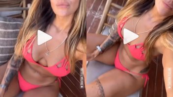 Video: beboteó frente a la cámara con una bikini y acaparó todas las miradas