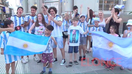 Argentina logró un triunfo vital y se festejó en el microcentro paranaense