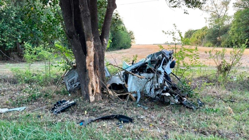 Un muerto y un herido grave tras choque contra un árbol: el auto quedó ...