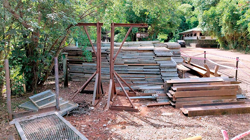 Las estructuras que ten&iacute;an de repuesto aguardan ser utilizadas.-