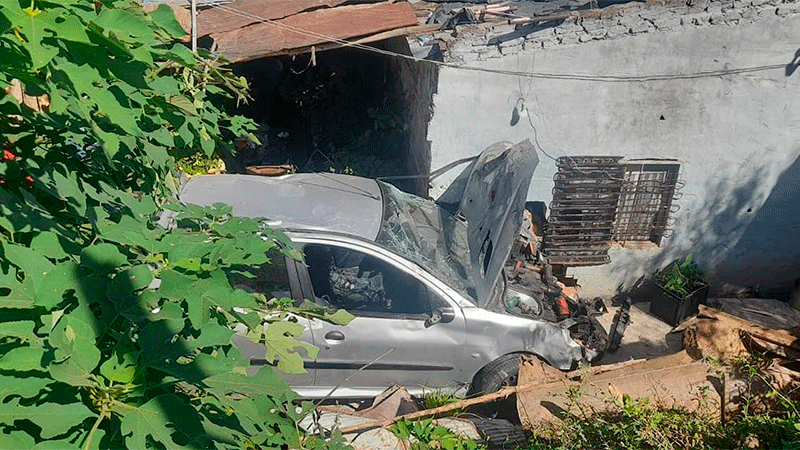 Conductor perdió el control del auto y chocó contra una vivienda en ...