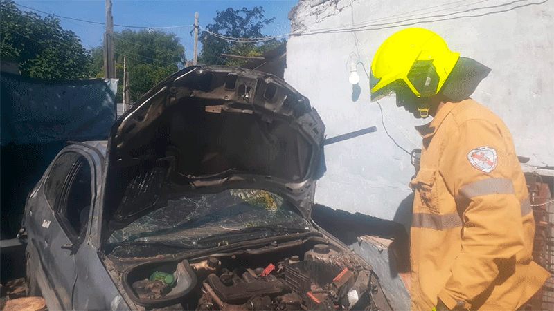 Conductor perdió el control del auto y chocó contra una vivienda en ...