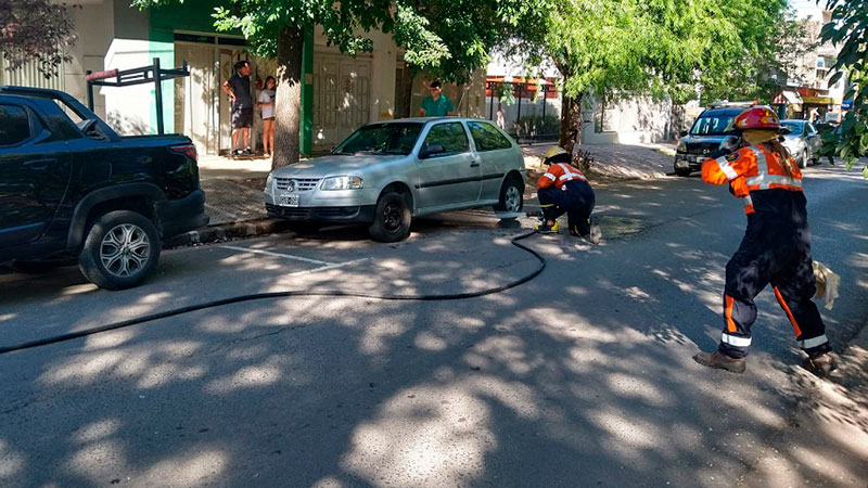 Derrame de combustible en un auto puso en alerta a vecinos de Crespo ...