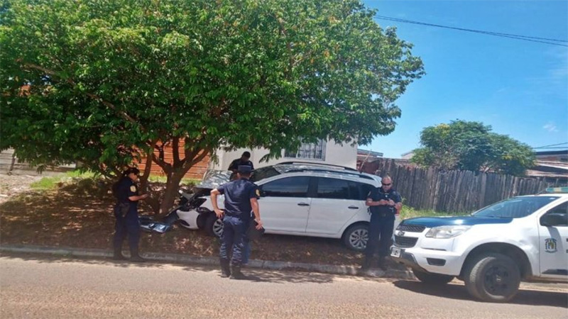 Perdió el control del auto y chocó de frente contra un árbol | Elonce.com