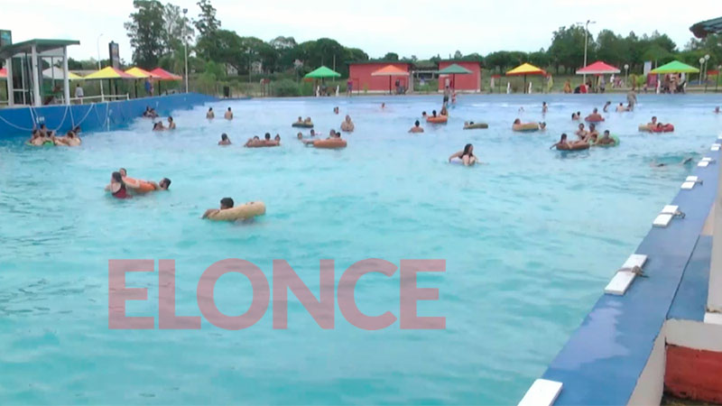 Gran cantidad de turistas disfrutan de los atractivos acuáticos de  Federación - Sociedad 