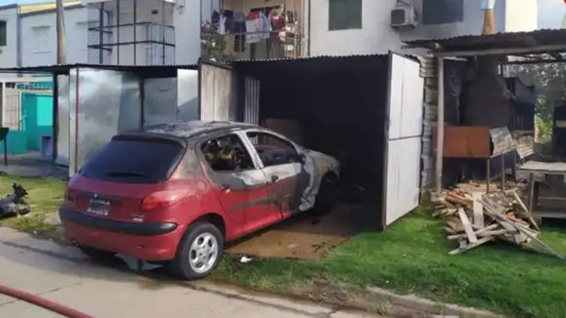 Un auto fue consumido por las llamas tras un incendio en una vivienda ...