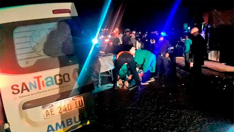 Dos niños y un hombre murieron al chocar una camioneta y un auto en ...