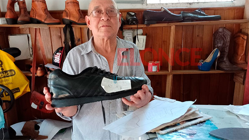Es zapatero hace 70 años y confecciona calzado talles grandes: “Es artesanal” - Paraná - Elonce.com