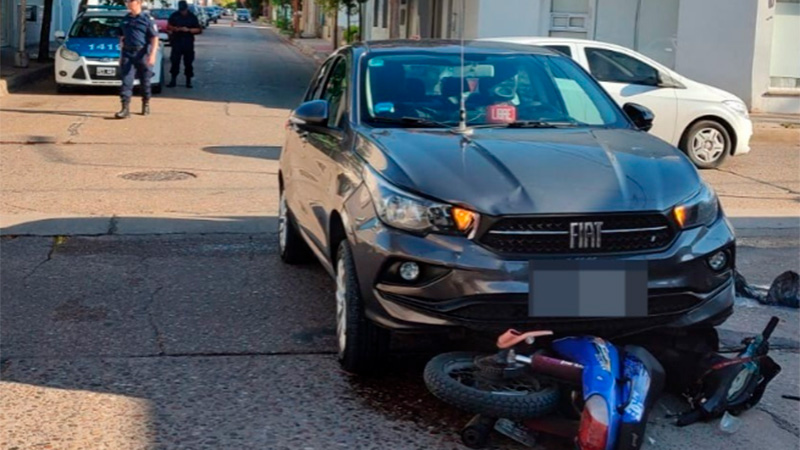 Dos personas fueron hospitalizadas tras un choque entre un auto y una ...