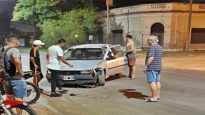 Fuerte impacto entre un auto y una moto en transitada esquina de ...