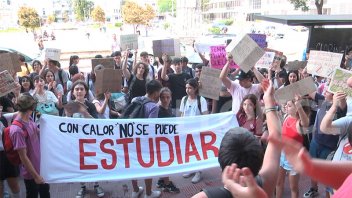 Estudiantes se manifestaron nuevamente frente al Consejo de Educación