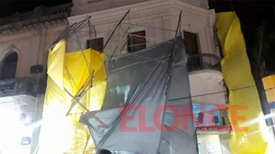 Video: por fuertes vientos, cayó parte de un andamio sobre Peatonal San Martín