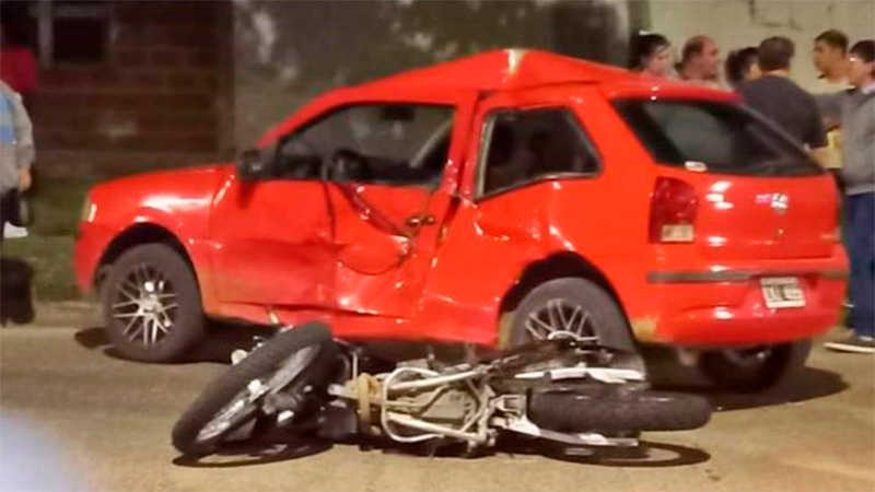 Choque entre una moto y un auto: hospitalizaron a dos personas | Elonce.com