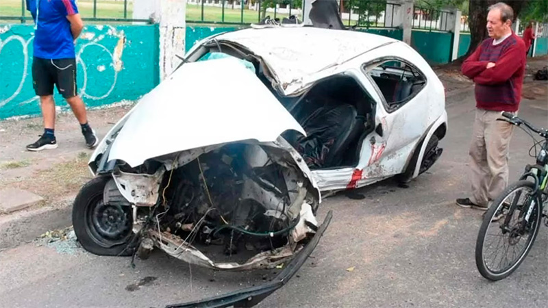Joven falleció tras perder el control del auto y chocar contra un árbol ...