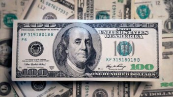 El dólar blue bajó un peso y cerró en $492