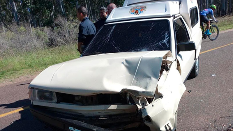 Un motociclista sufrió graves lesiones tras ser embestido por un auto ...