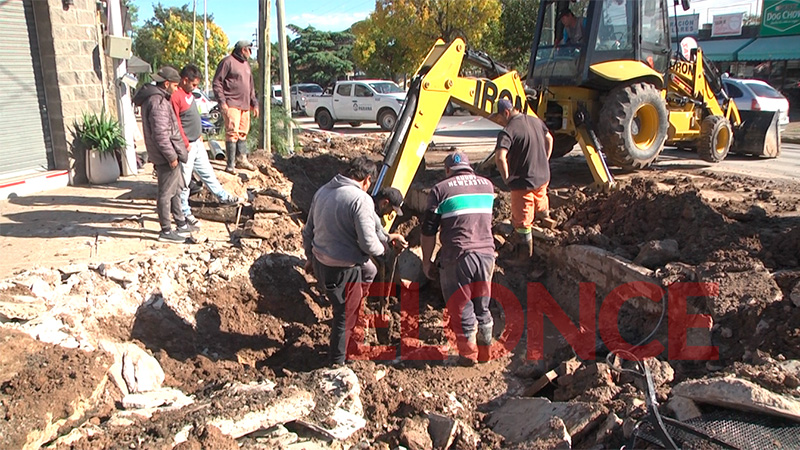 Continúa la reparación de un caño de agua y la zona Este permanece sin ...