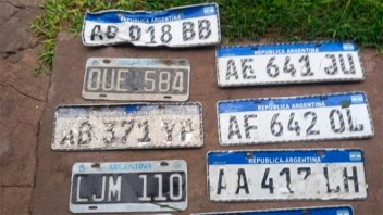Vecino juntó las patentes que autos perdieron en la ruta 12, cerca de La Picada