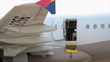 Un pasajero abrió la puerta de un avión en pleno vuelo: hay 12 personas heridas