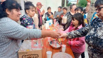 Brindaron una chocolatada a niños de barrio afectado por el diluvio en Paraná