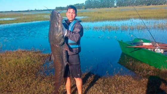 Tres jóvenes pescaron un surubí de 40 kilos en Villa del Rosario