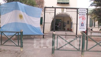 Con una bandera gigante la escuela República de Chile celebra su 80º aniversario