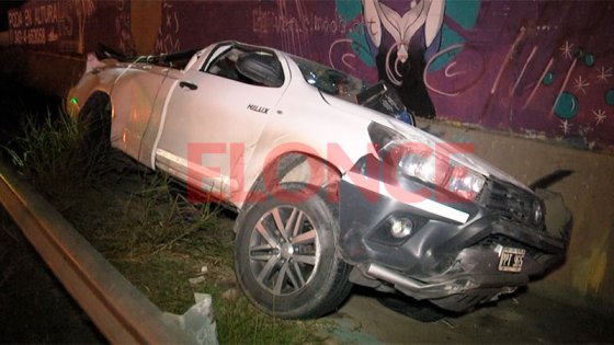 Camioneta chocó contra la rueda de un camión y volcó en el Acceso Norte