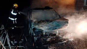 Quemaron dos vehículos en una casa: Se presume que el fuego fue intencional