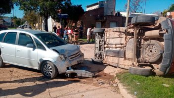 Vehículo volcó tras ser chocado por otro en esquina: una mujer resultó herida