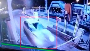 Video: atropelló y mató a una mujer, atravesó barrera de peaje y fingió un robo