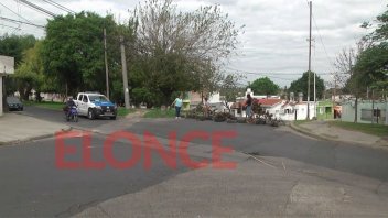 Vecinos cortaron el acceso a un barrio luego de que atropellaran a dos nenas