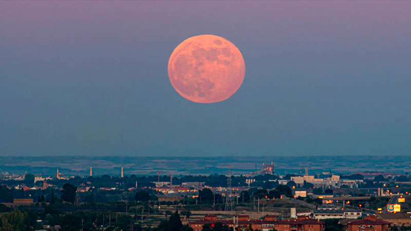 Cuándo y dónde se verá la Luna de Fresa: ¿hay relación entre nombre y color?