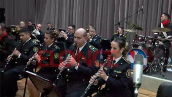 Banda de Música de la Policía brindó un concierto y homenajeó a excombatientes