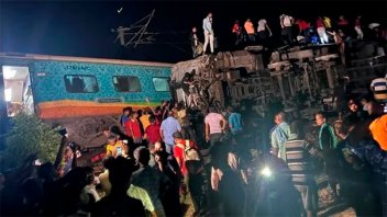 Chocaron dos trenes en India: Murieron 233 personas