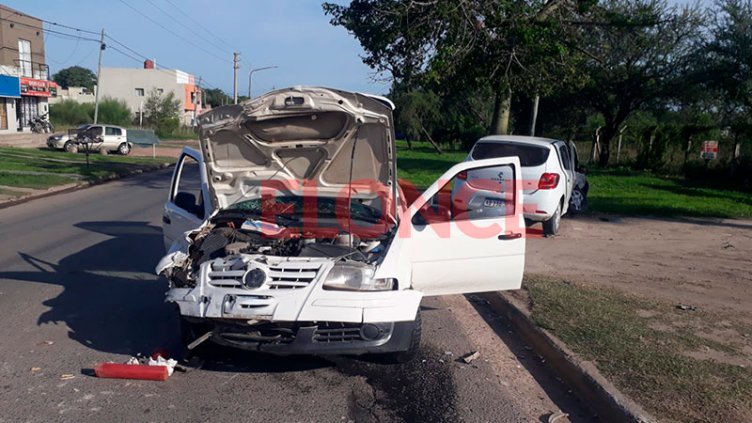 Fuerte colisión entre dos autos en Paraná dejó dos personas heridas